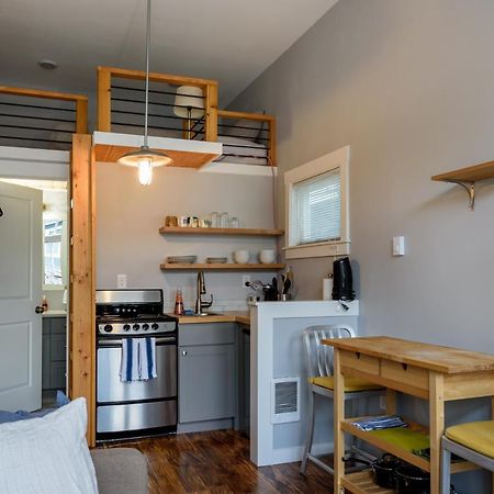Tiny House By Kabino Mini Modern Tiny Home Heart Of Green Lake Pet Friendly Wifi Loft Up Ladder Plus Sleeper Sofa Seattle Eksteriør billede