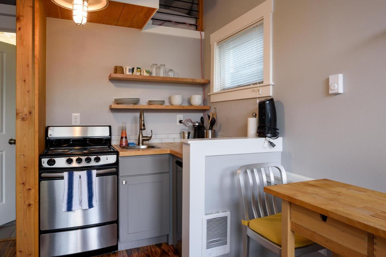 Tiny House By Kabino Mini Modern Tiny Home Heart Of Green Lake Pet Friendly Wifi Loft Up Ladder Plus Sleeper Sofa Seattle Eksteriør billede