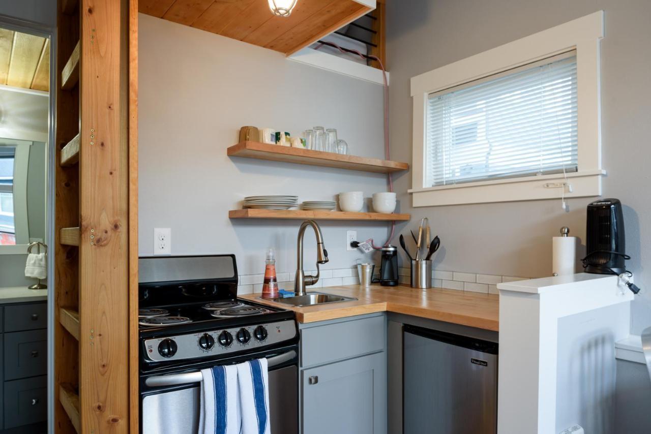 Tiny House By Kabino Mini Modern Tiny Home Heart Of Green Lake Pet Friendly Wifi Loft Up Ladder Plus Sleeper Sofa Seattle Eksteriør billede