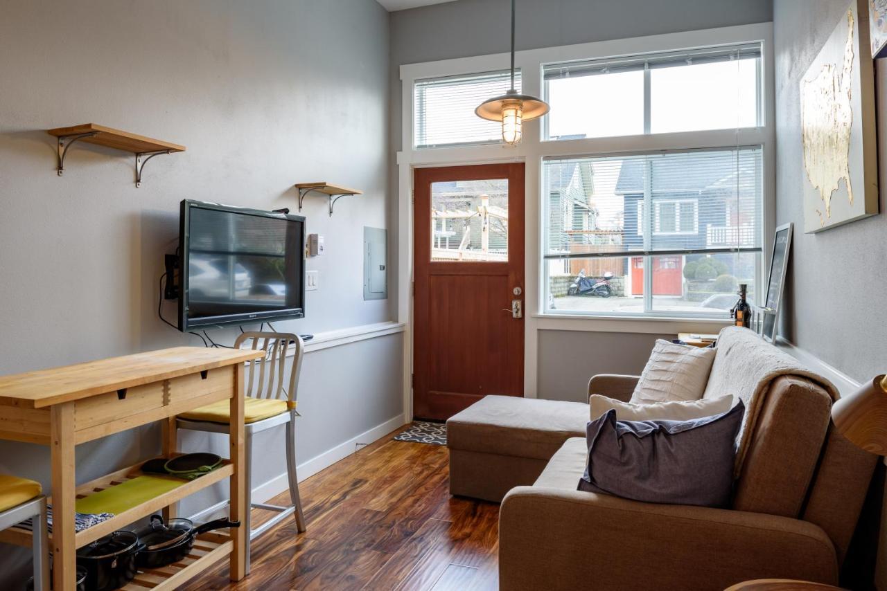 Tiny House By Kabino Mini Modern Tiny Home Heart Of Green Lake Pet Friendly Wifi Loft Up Ladder Plus Sleeper Sofa Seattle Eksteriør billede