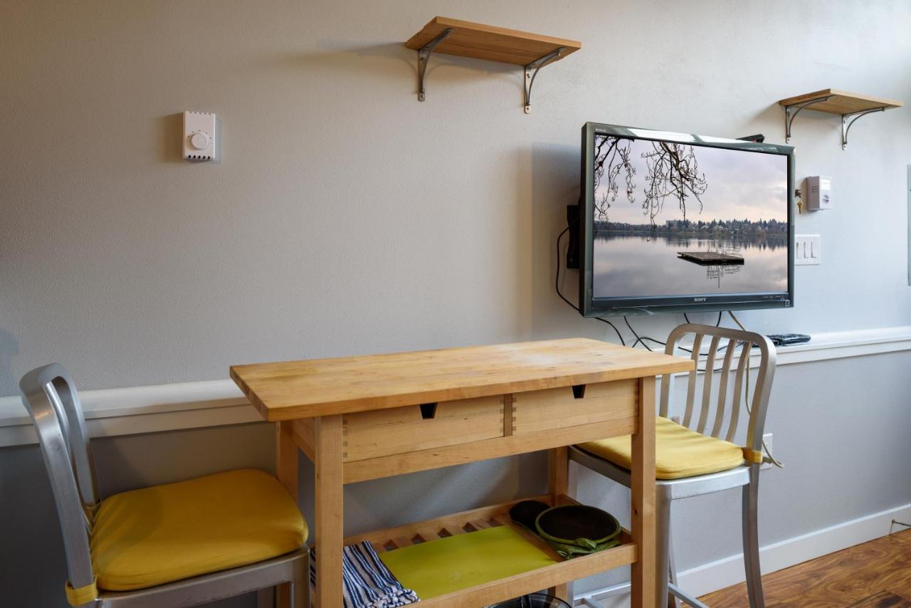 Tiny House By Kabino Mini Modern Tiny Home Heart Of Green Lake Pet Friendly Wifi Loft Up Ladder Plus Sleeper Sofa Seattle Eksteriør billede