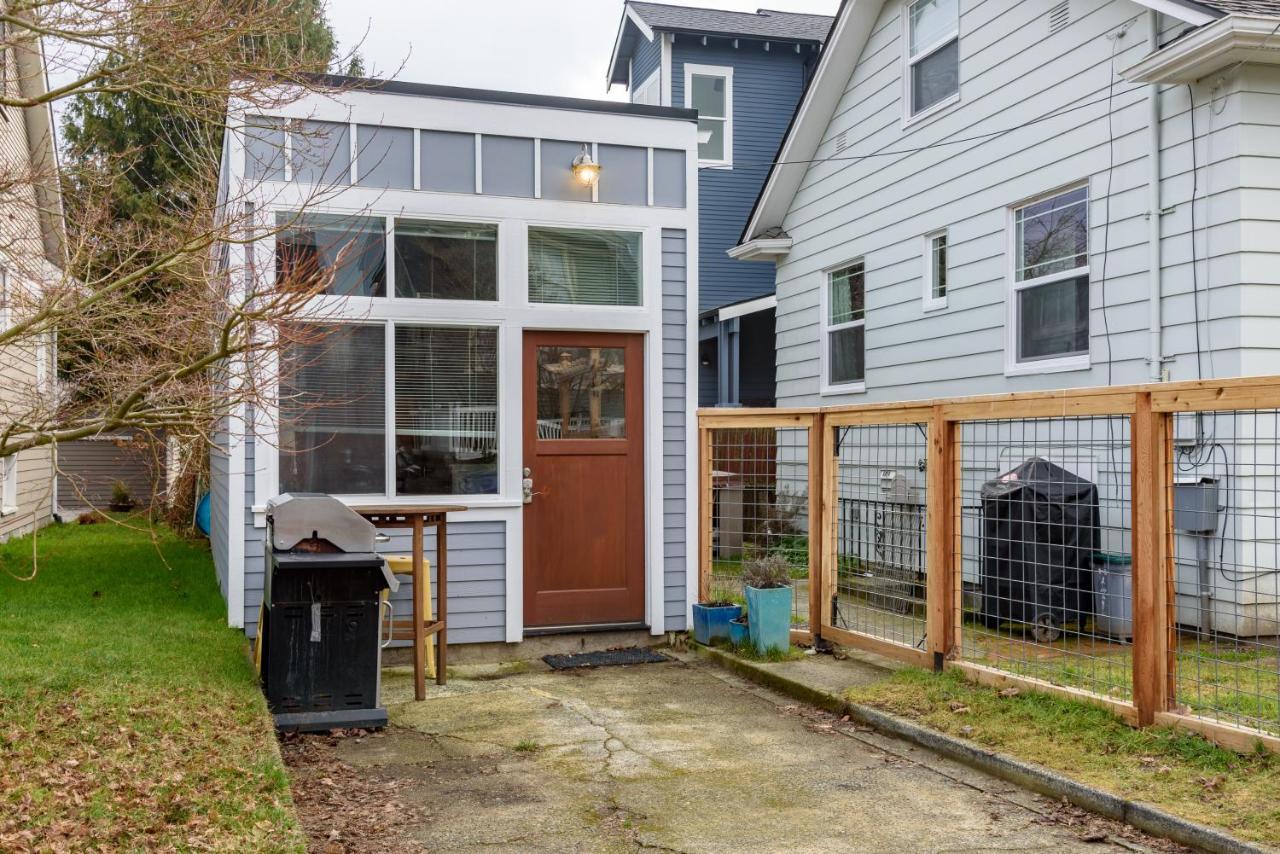 Tiny House By Kabino Mini Modern Tiny Home Heart Of Green Lake Pet Friendly Wifi Loft Up Ladder Plus Sleeper Sofa Seattle Eksteriør billede