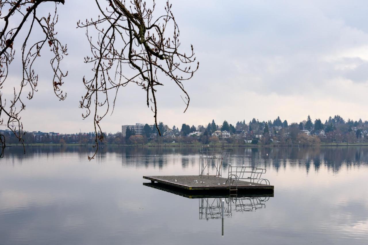 Tiny House By Kabino Mini Modern Tiny Home Heart Of Green Lake Pet Friendly Wifi Loft Up Ladder Plus Sleeper Sofa Seattle Eksteriør billede