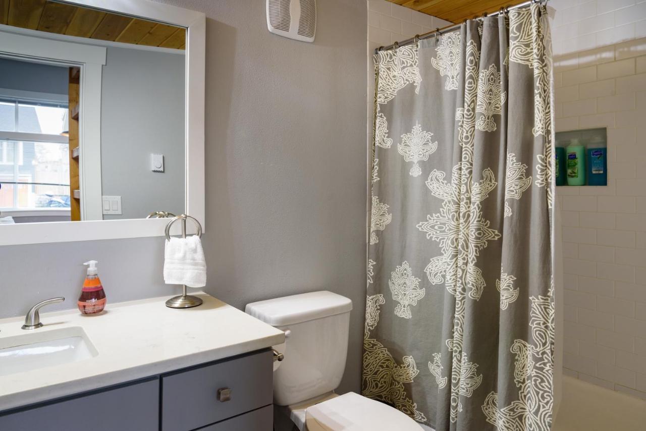 Tiny House By Kabino Mini Modern Tiny Home Heart Of Green Lake Pet Friendly Wifi Loft Up Ladder Plus Sleeper Sofa Seattle Eksteriør billede